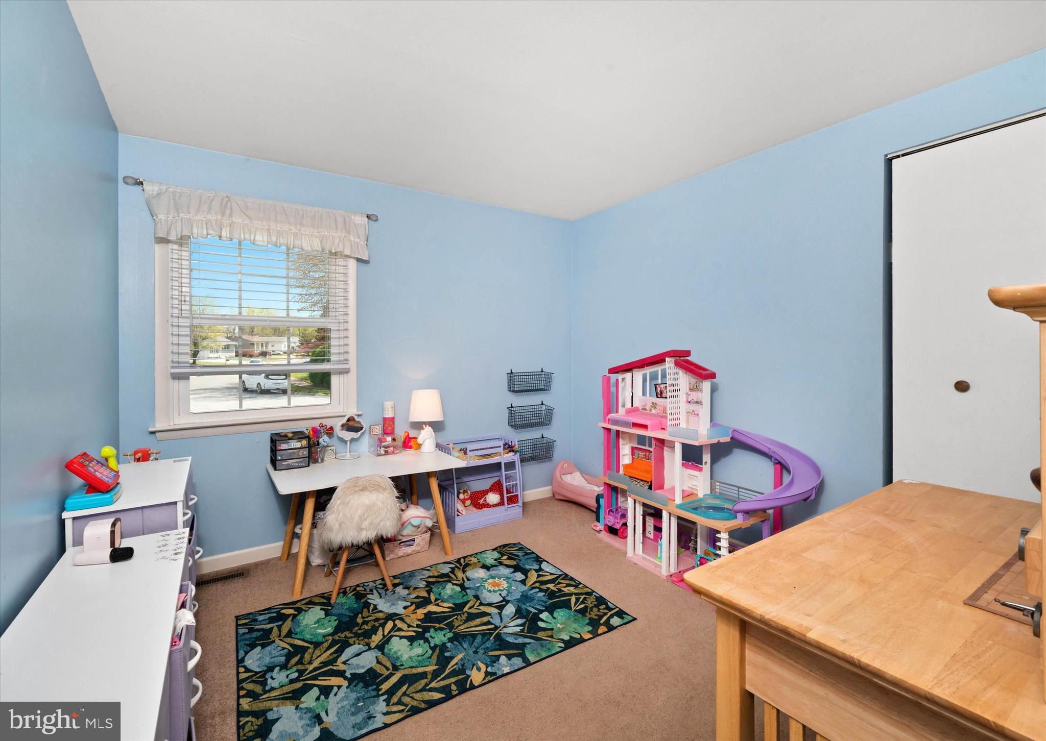 141 West Rutherford Drive Newark, DE 19713 - Photo 19 of 30 a living room with furniture and a table