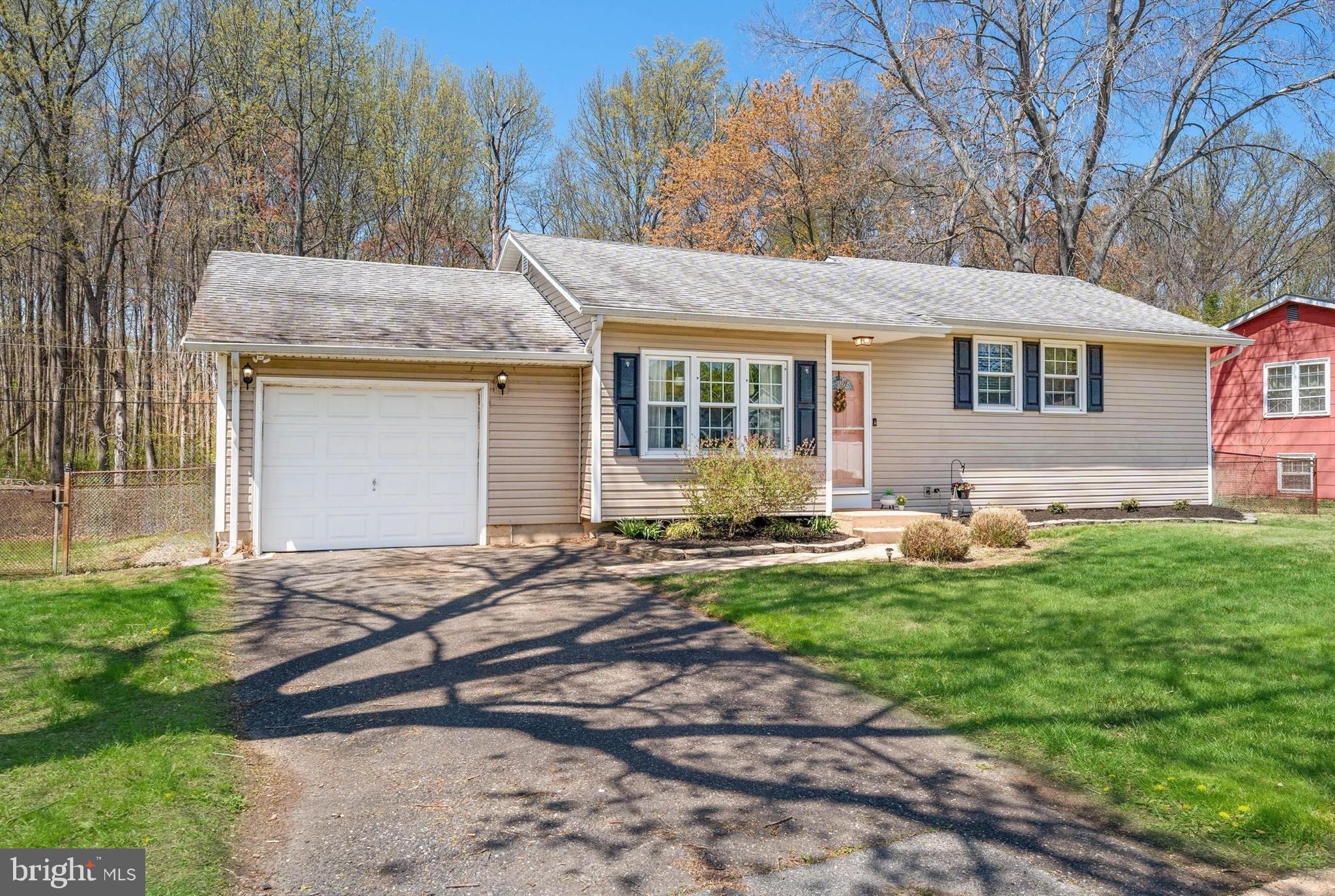 141 West Rutherford Drive Newark, DE 19713 - Photo 2 of 30 a view of a house with backyard and a tree