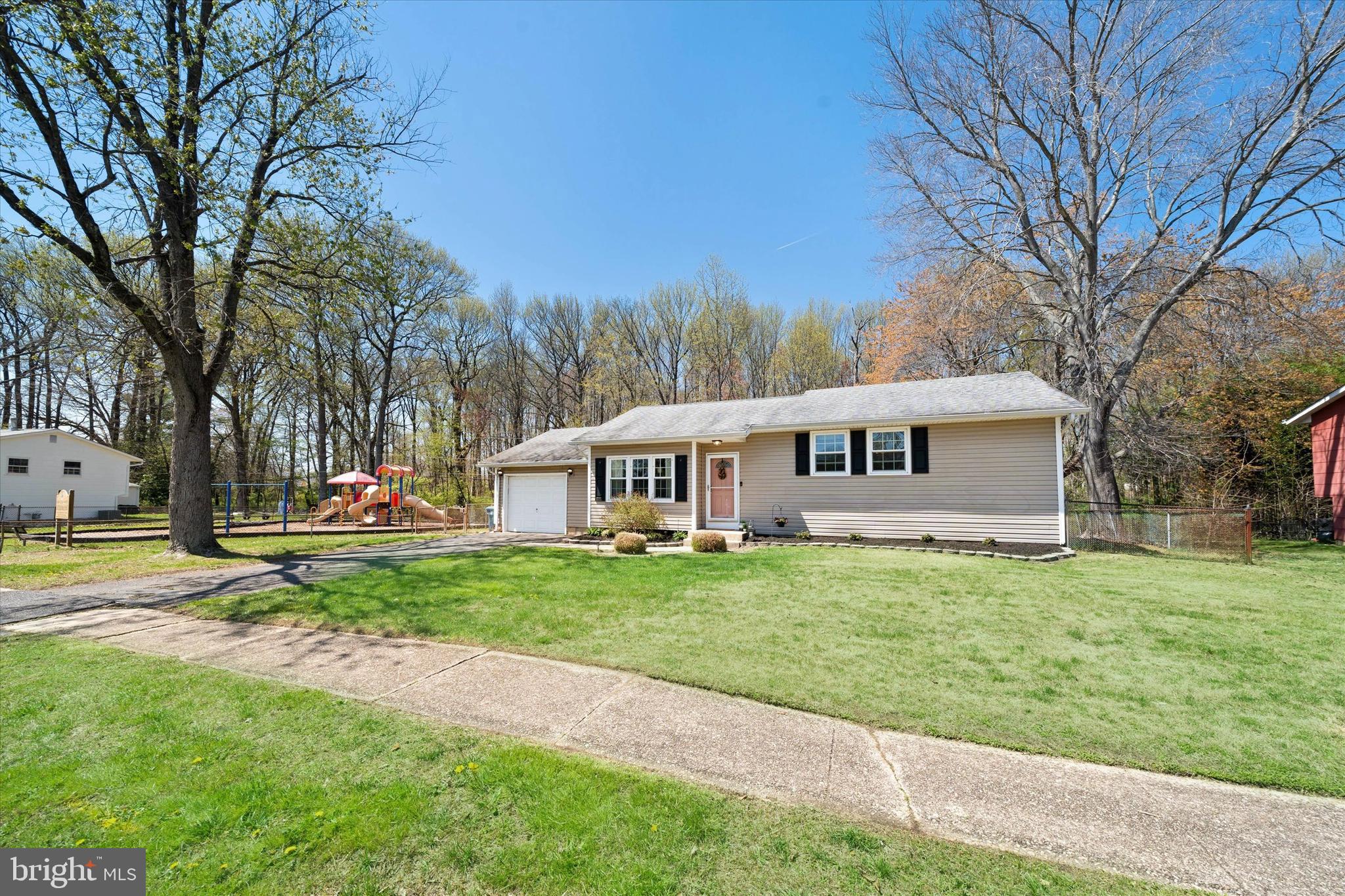 141 West Rutherford Drive Newark, DE 19713 - Photo 4 of 30 a front view of a house with garden