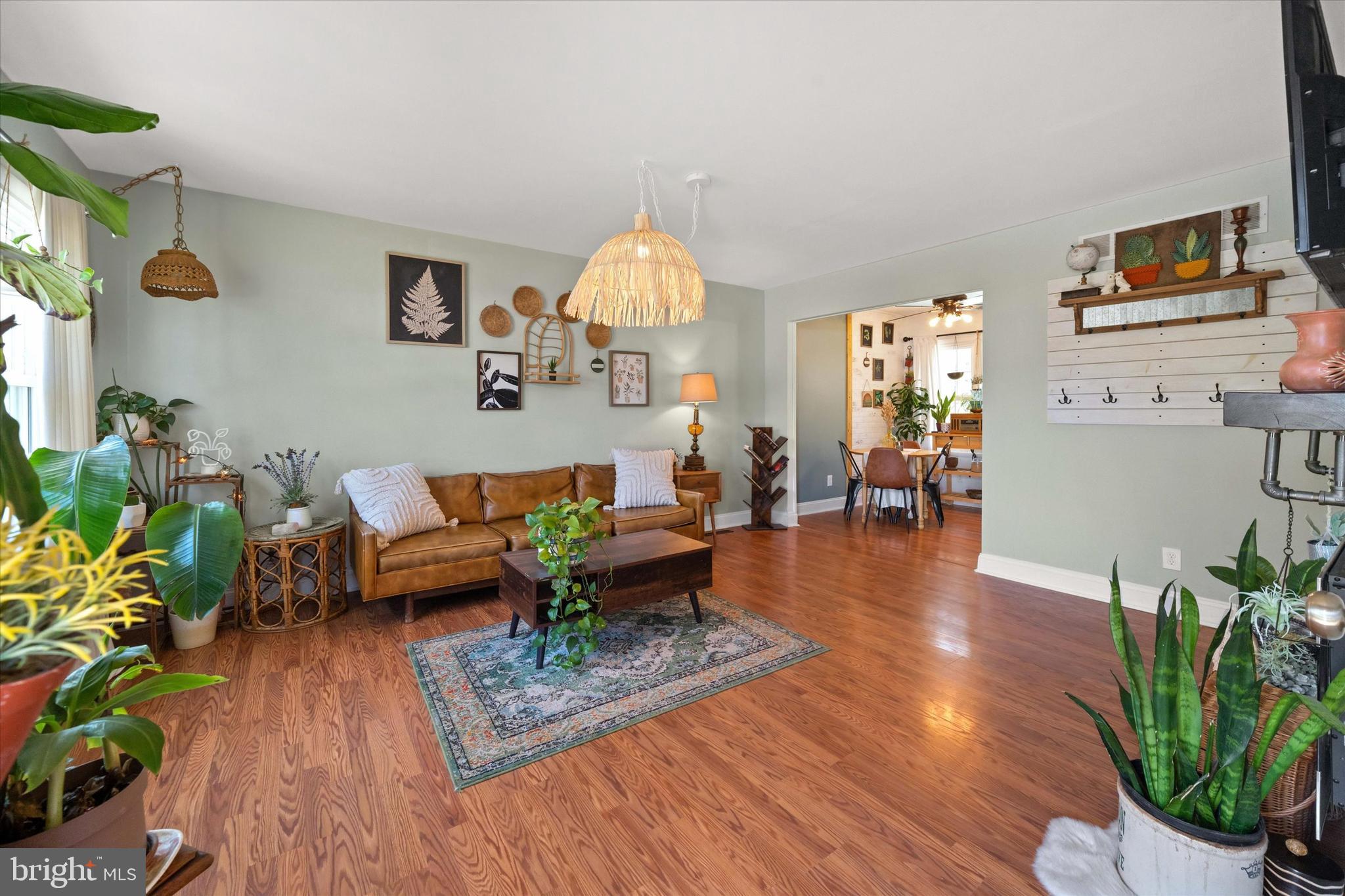 141 West Rutherford Drive Newark, DE 19713 - Photo 5 of 30 a living room with furniture dining table and a potted plant