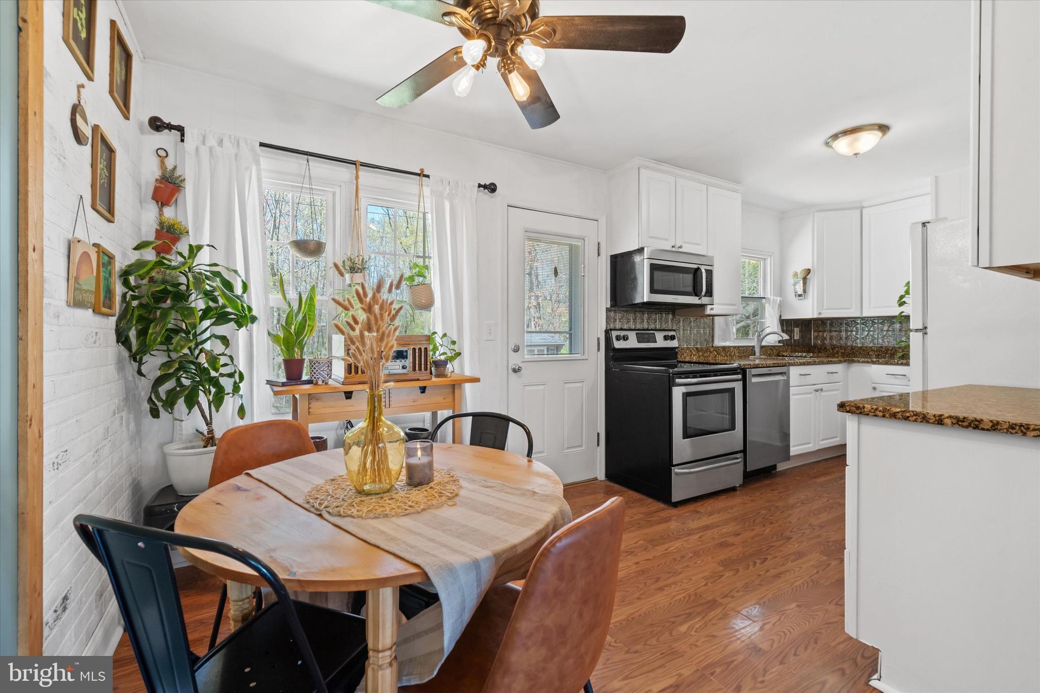 141 West Rutherford Drive Newark, DE 19713 - Photo 9 of 30 a kitchen with stainless steel appliances granite countertop a stove refrigerator and a dining table