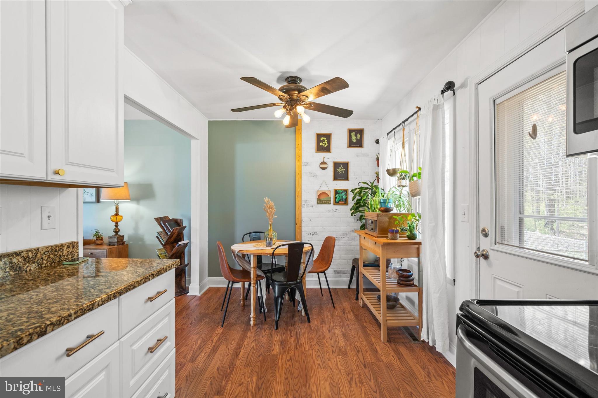 141 West Rutherford Drive Newark, DE 19713 - Photo 10 of 30 a kitchen with a table and chairs