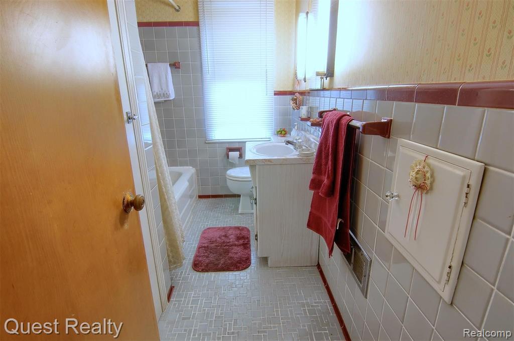 2132 Hampton Road Grosse Pointe Woods, MI 48236 - Photo 17 of 29