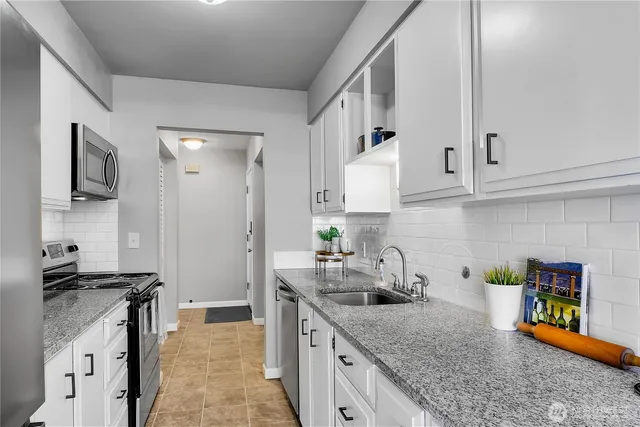 $449,000 | 2562 Thorndyke Avenue West, Unit 104, Seattle, WA 98199