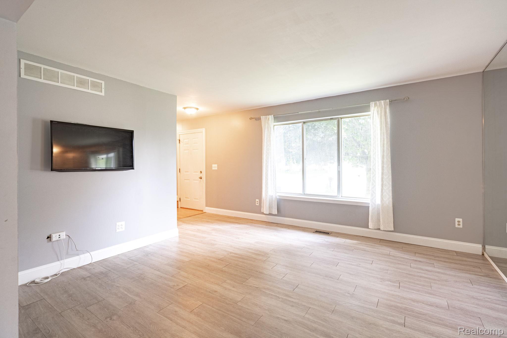 1642 Dancer Drive Rochester, MI 48307 - Photo 7 of 36 13-web-or-mls-interiors-4.jpg
