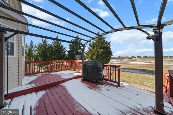 a sign that is sitting on a brick wall