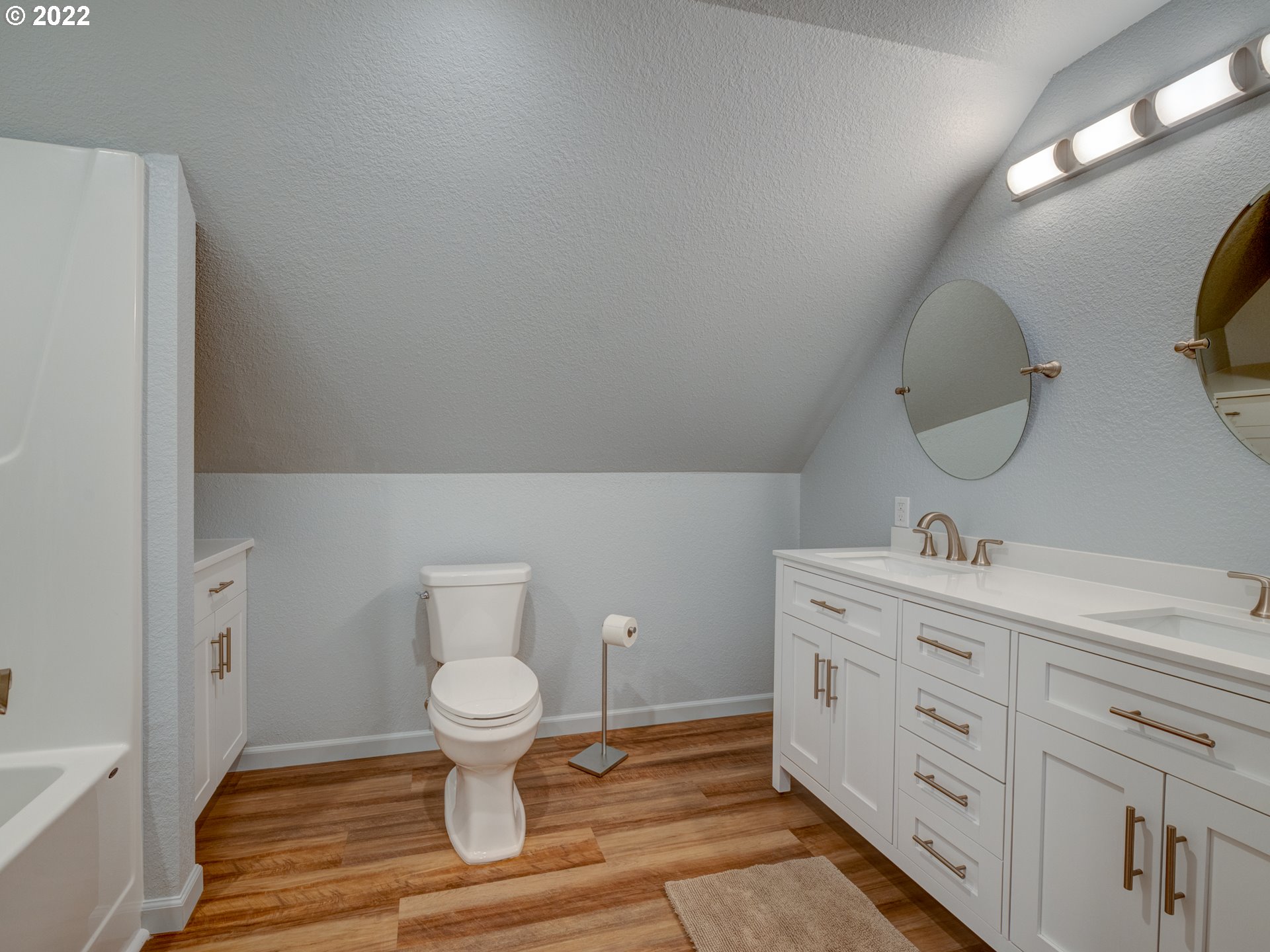 88832 Knight Road Veneta, OR 97487 - Photo 21 of 32 Attached Bathroom #2