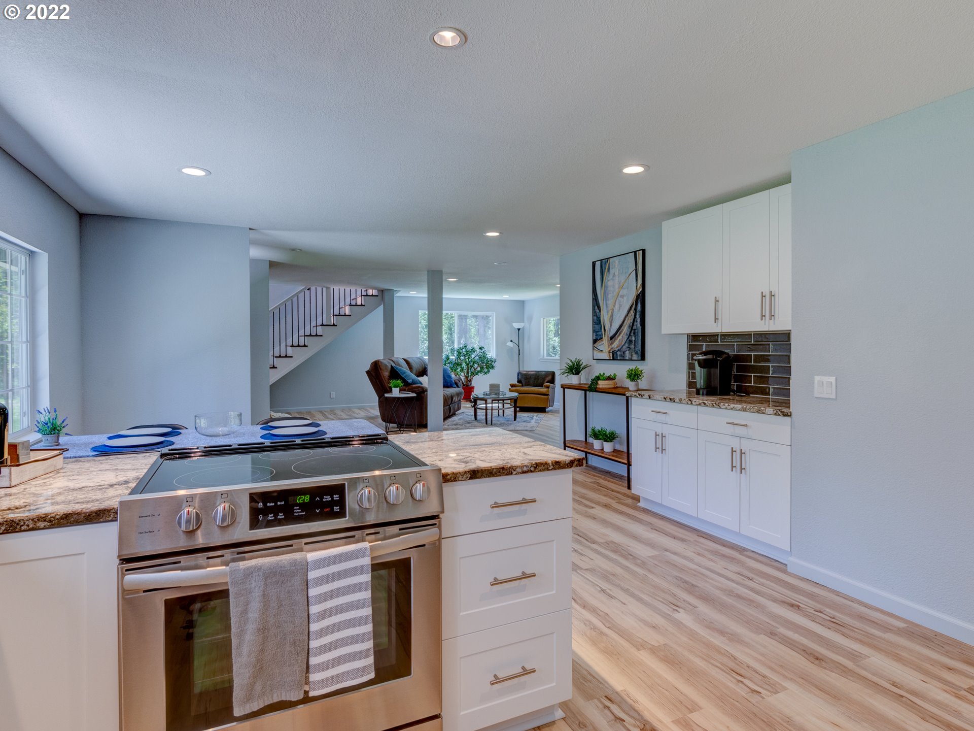 88832 Knight Road Veneta, OR 97487 - Photo 6 of 32 Kitchen/Living Room