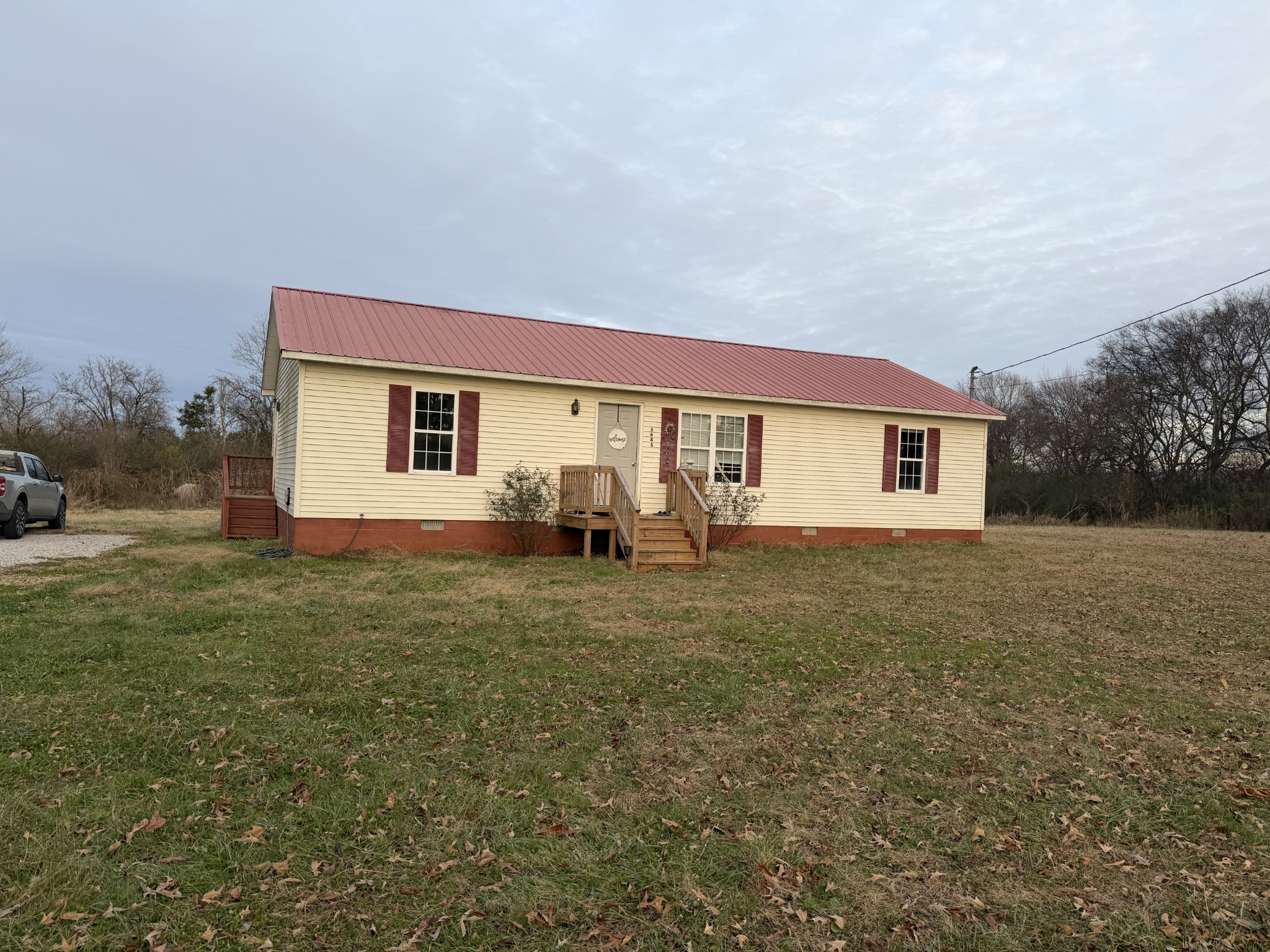 a view of a house with a backyard