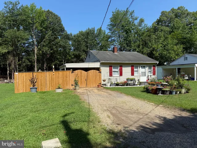 a view of a house with backyard and garden