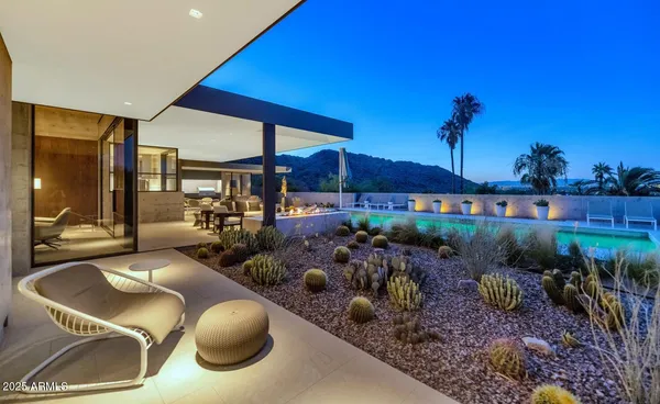 a view of a backyard