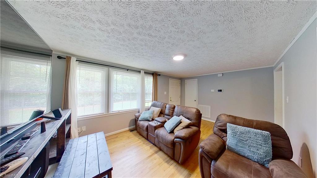 584 Danbury Bridge Road Madison, NC 27025 - Photo 5 of 26 Living Room