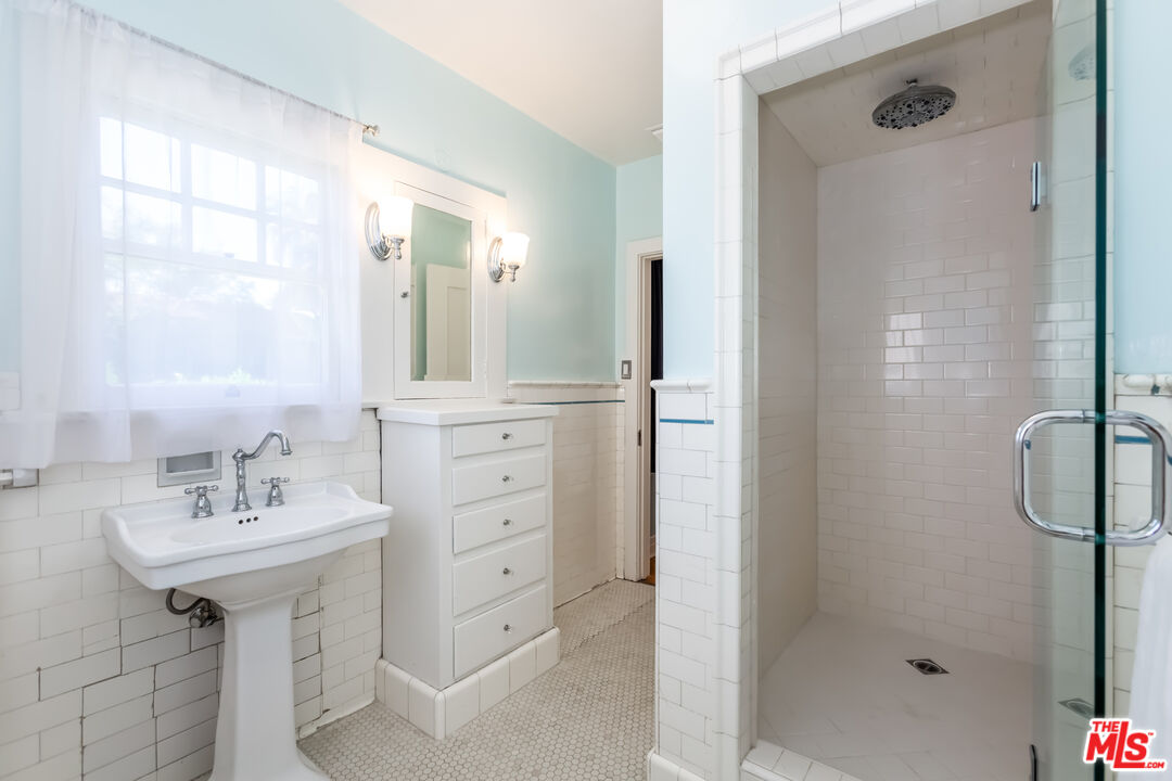 1709 Buckingham Road Los Angeles, CA 90019 - Photo 19 of 69 Gallery Image 19