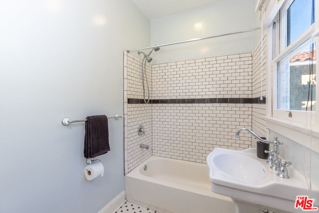 1709 Buckingham Road Los Angeles, CA 90019 - Photo 21 of 69 Gallery Image 21