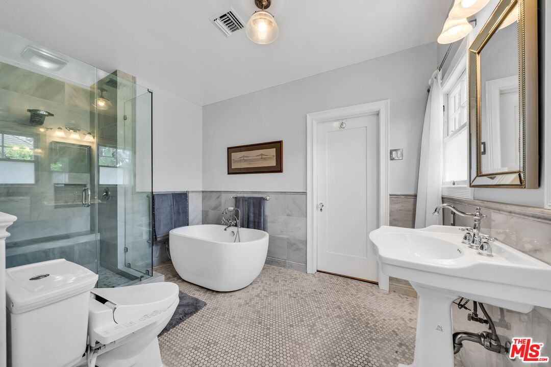 1709 Buckingham Road Los Angeles, CA 90019 - Photo 32 of 69 Gallery Image 32