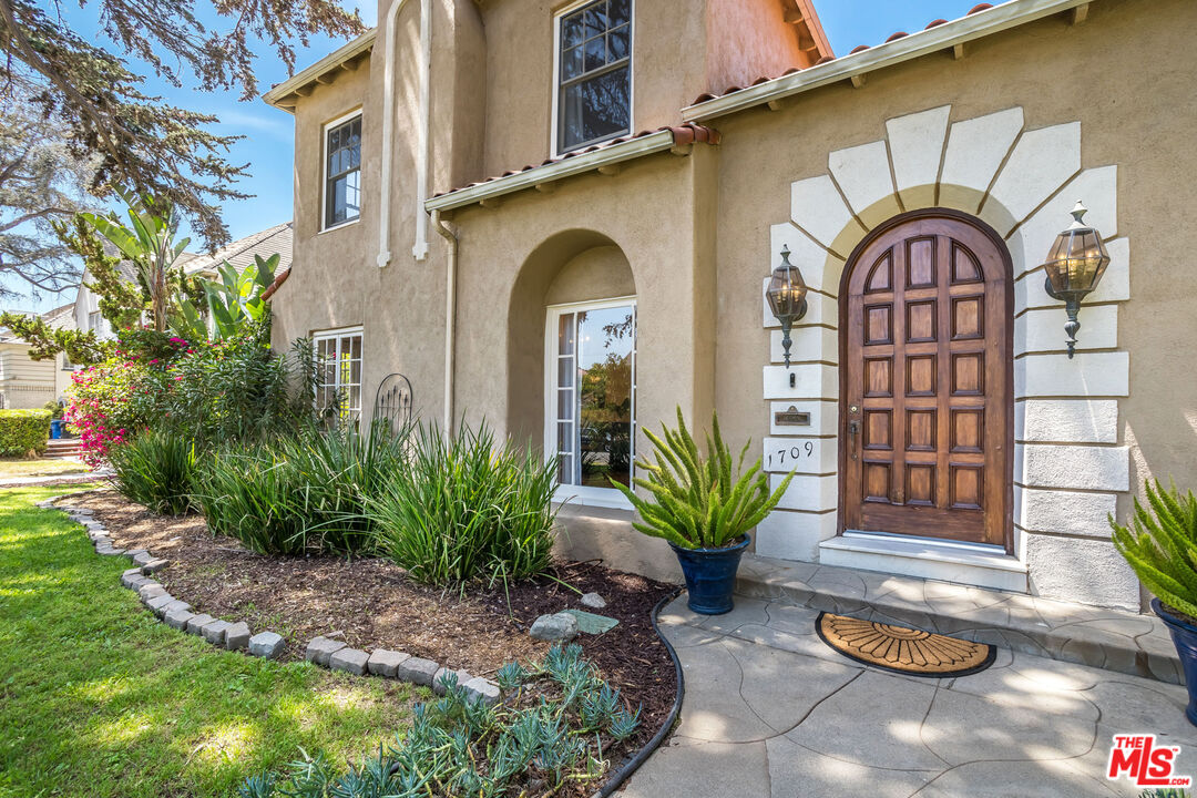 1709 Buckingham Road Los Angeles, CA 90019 - Photo 4 of 69 Gallery Image 4