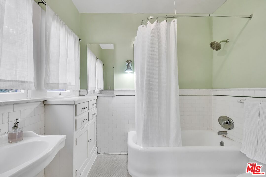 1709 Buckingham Road Los Angeles, CA 90019 - Photo 41 of 69 Gallery Image 41