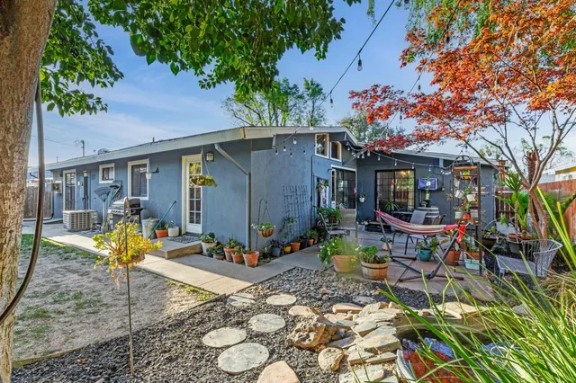 a view of a dinning table and chairs in patio