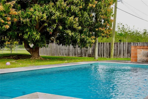 a view of a house with backyard and porch