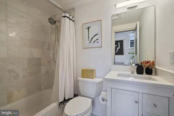 $2,400 | 1211 G Street Southeast, Unit 1, Washington, DC 20003