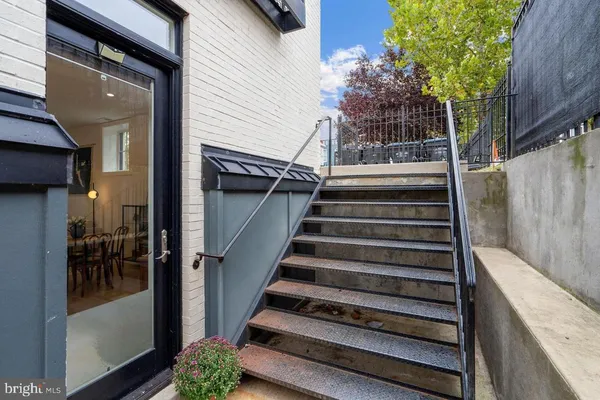 $2,400 | 1211 G Street Southeast, Unit 1, Washington, DC 20003