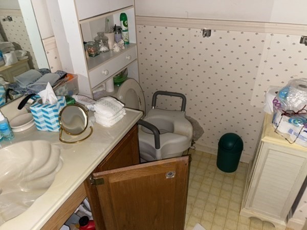 33 Castlegate Drive, Unit B Springfield, MA 01129 - Photo 13 of 18 a bathroom with a sink toilet and mirror