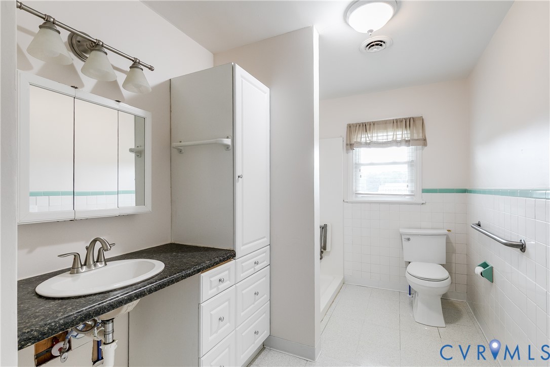 12365 Ashcake Road Ashland, VA 23005 - Photo 23 of 80 Full Bathroom #1, with space for stackable washer