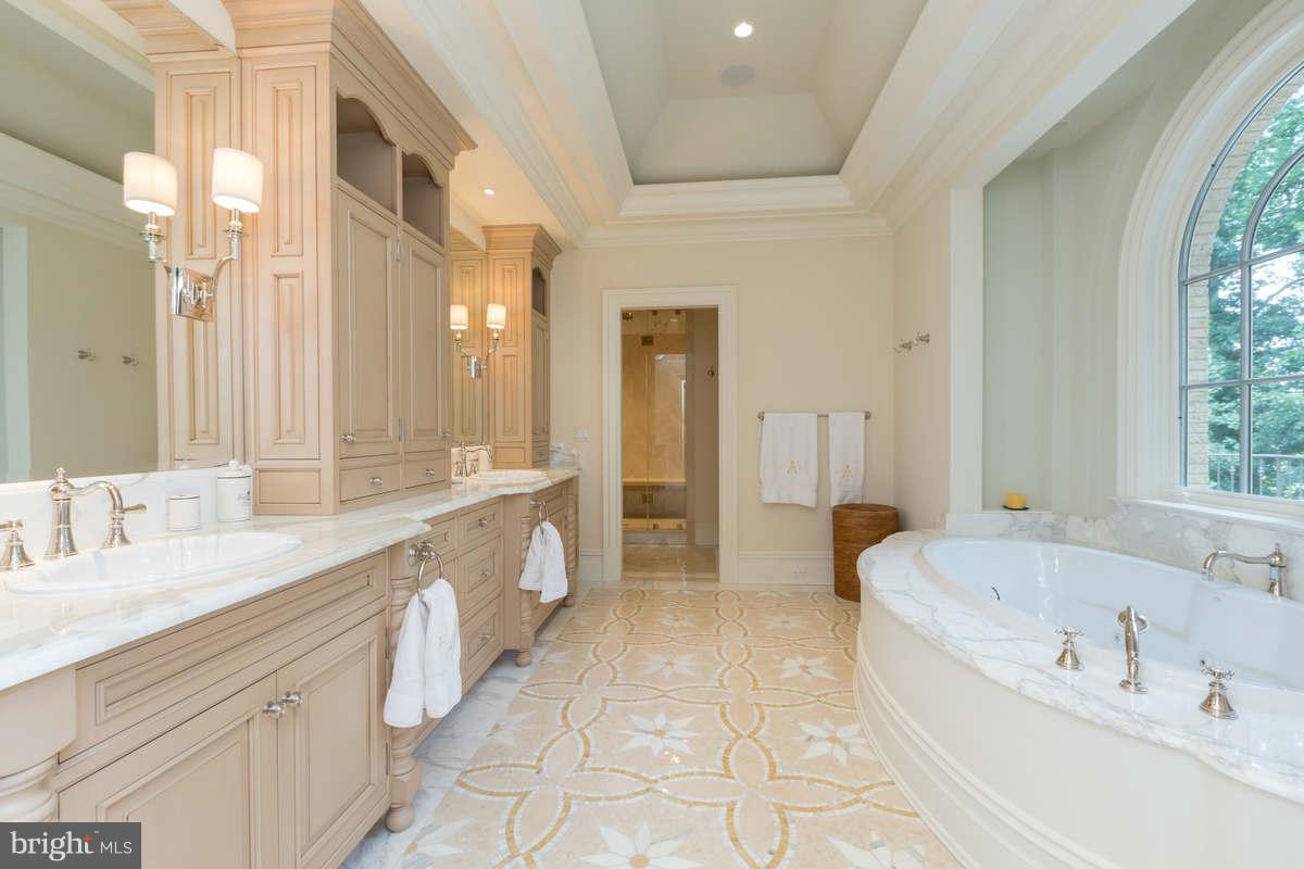 624 Chain Bridge Road McLean, VA 22101 - Photo 25 of 30 Bath (Master)