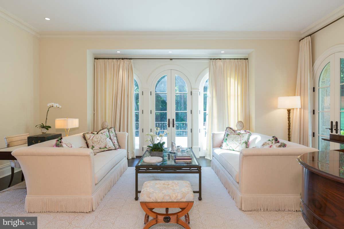 624 Chain Bridge Road McLean, VA 22101 - Photo 6 of 30 Living Room