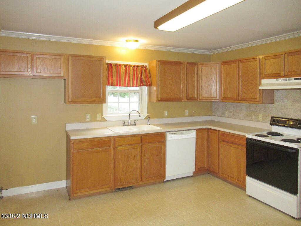 4406 Spring Pines Road Winterville, NC 28590 - Photo 11 of 24 KITCHEN