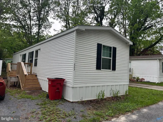 a view of a small house and yard