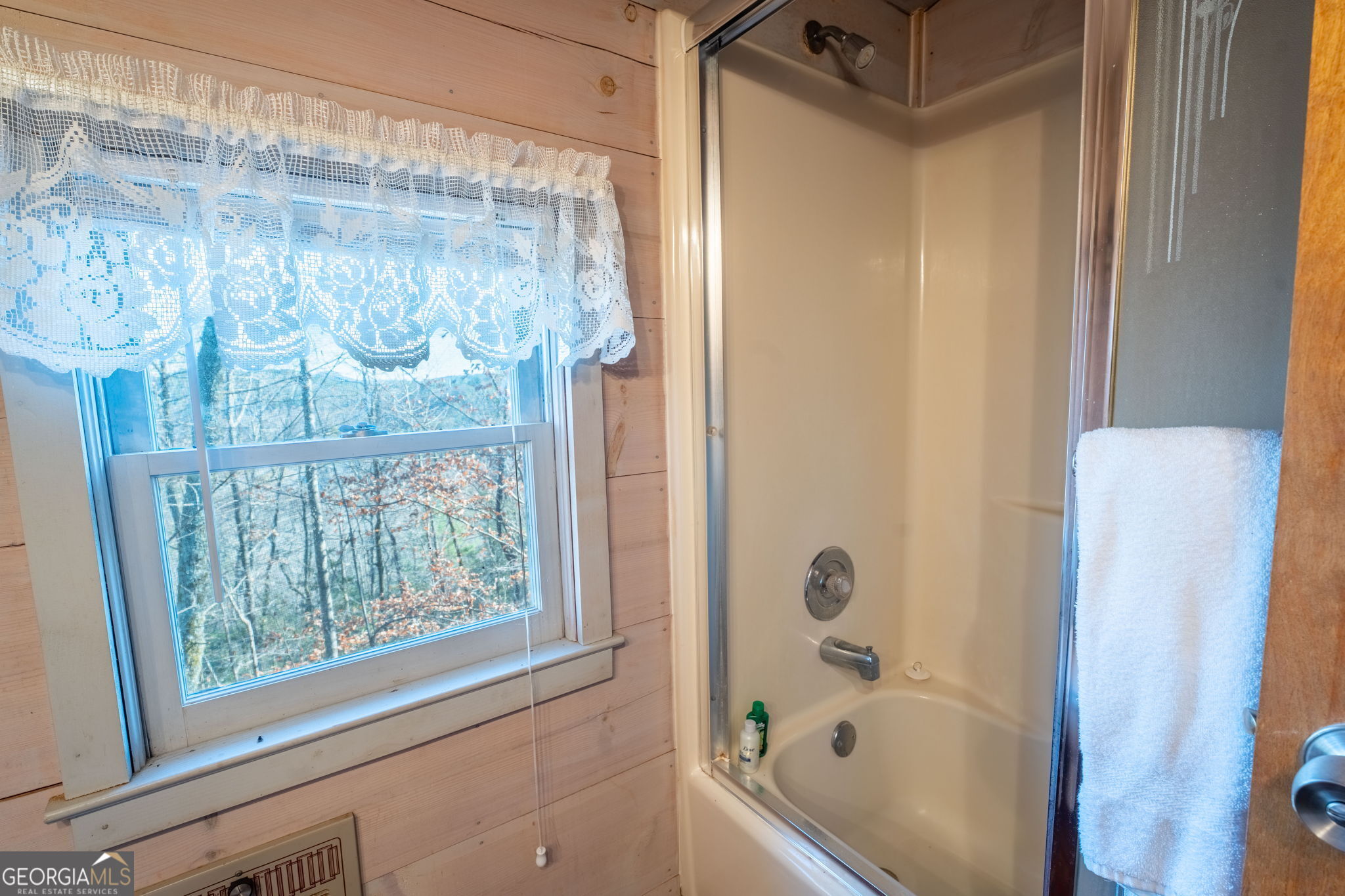 220 McConnell Court Helen, GA 30545 - Photo 17 of 37 a bathroom with a bathtub and shower