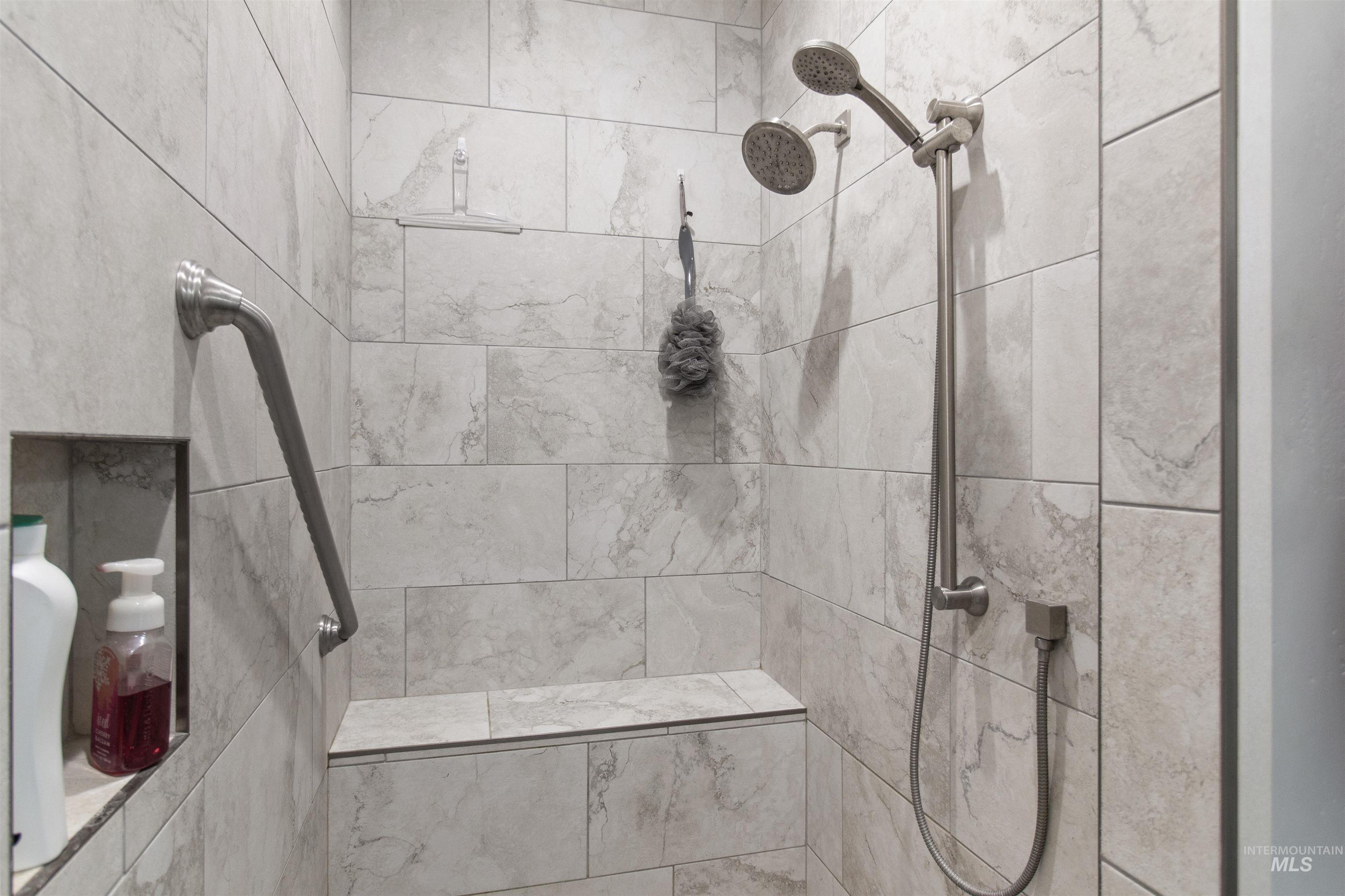 212 Fafnir Drive Kimberly, ID 83341 - Photo 18 of 36 Full bathroom with a tile shower