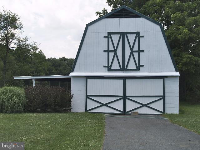 Exterior (General) horse barn or extra garage