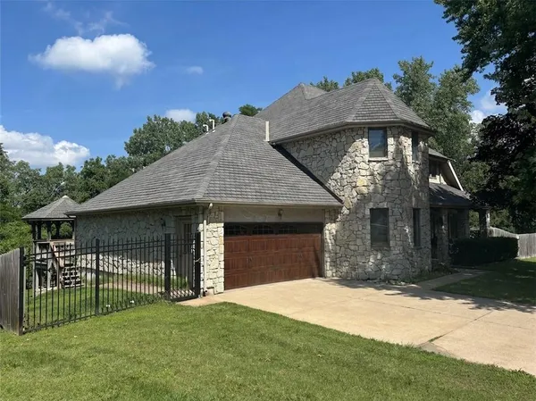 $600,000 | 604 Northwest 64 Street, Kansas City, MO 64118