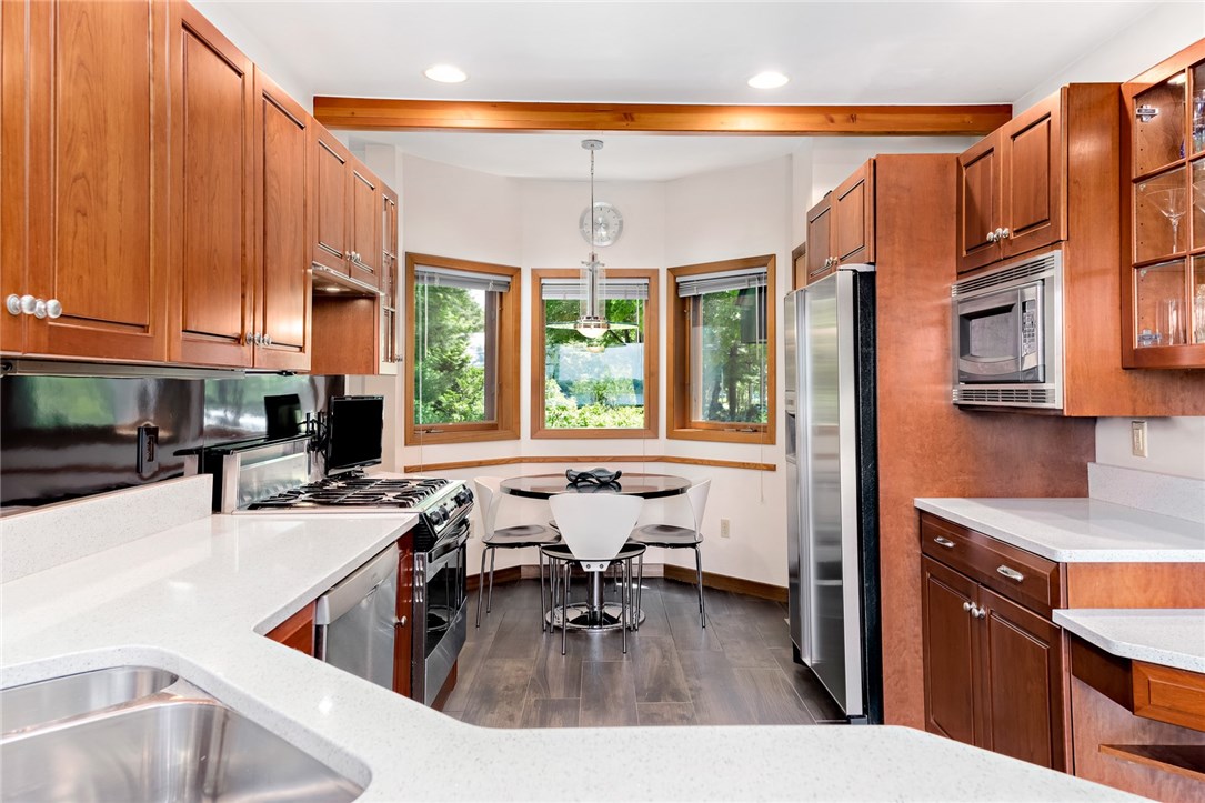 378 New Meadow Road Barrington, RI 02806 - Photo 11 of 31 Gallery Image 11
