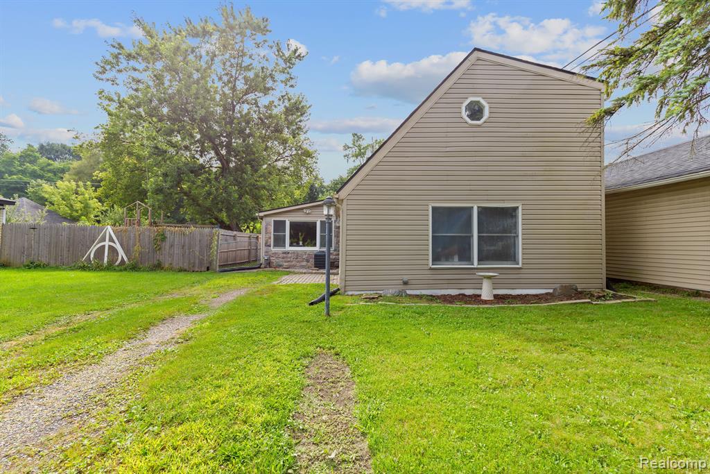 1305 Rochester Road Leonard, MI 48367 - Photo 4 of 37