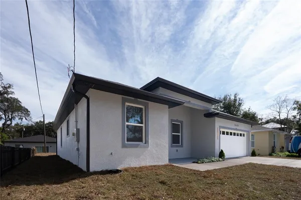 a view of a house with a yard