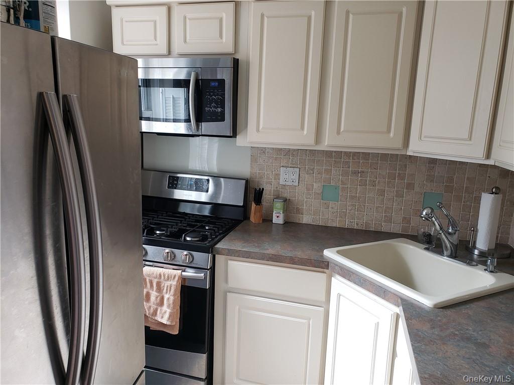 811 Bronx River Road, Unit 1C Bronxville, NY 10708 - Photo 7 of 22 Updated kitchen with stainless appliances.