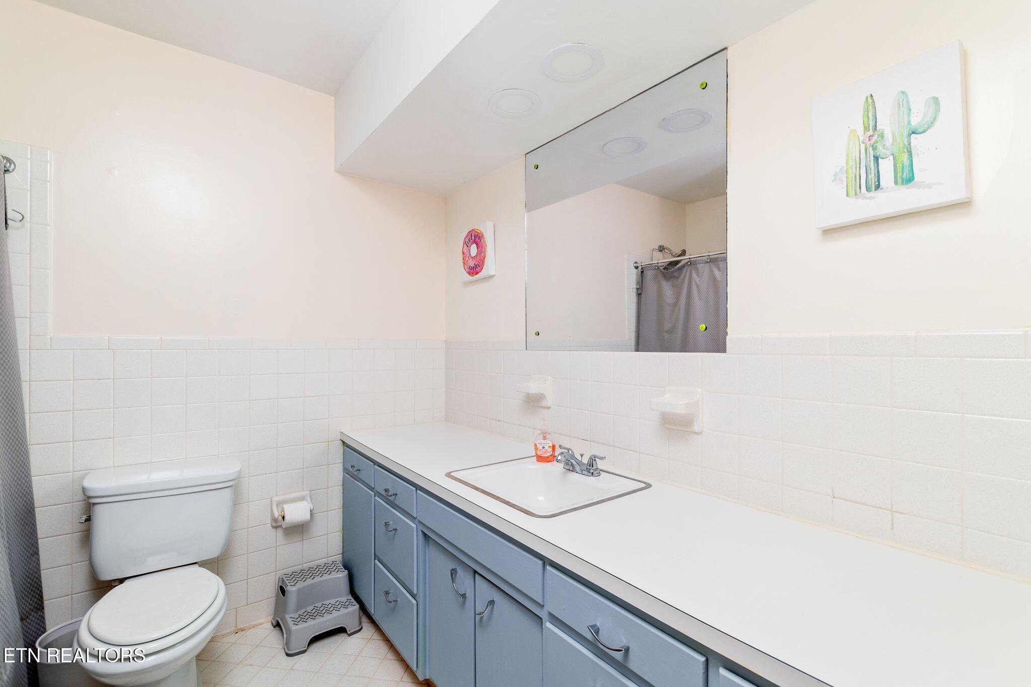 106 Morgan Road Oak Ridge, TN 37830 - Photo 11 of 18 Hallway Bathroom