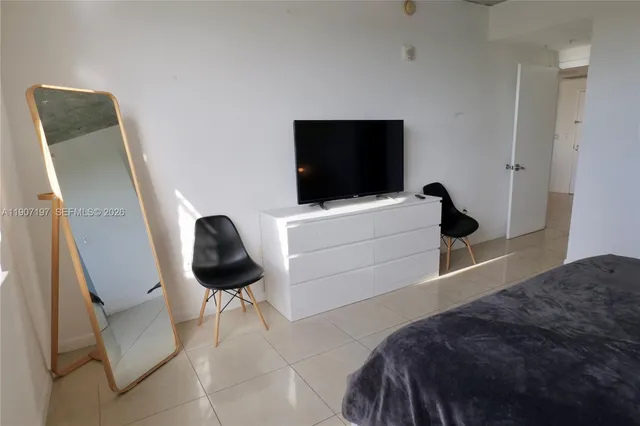 a picture of a bench in a white house