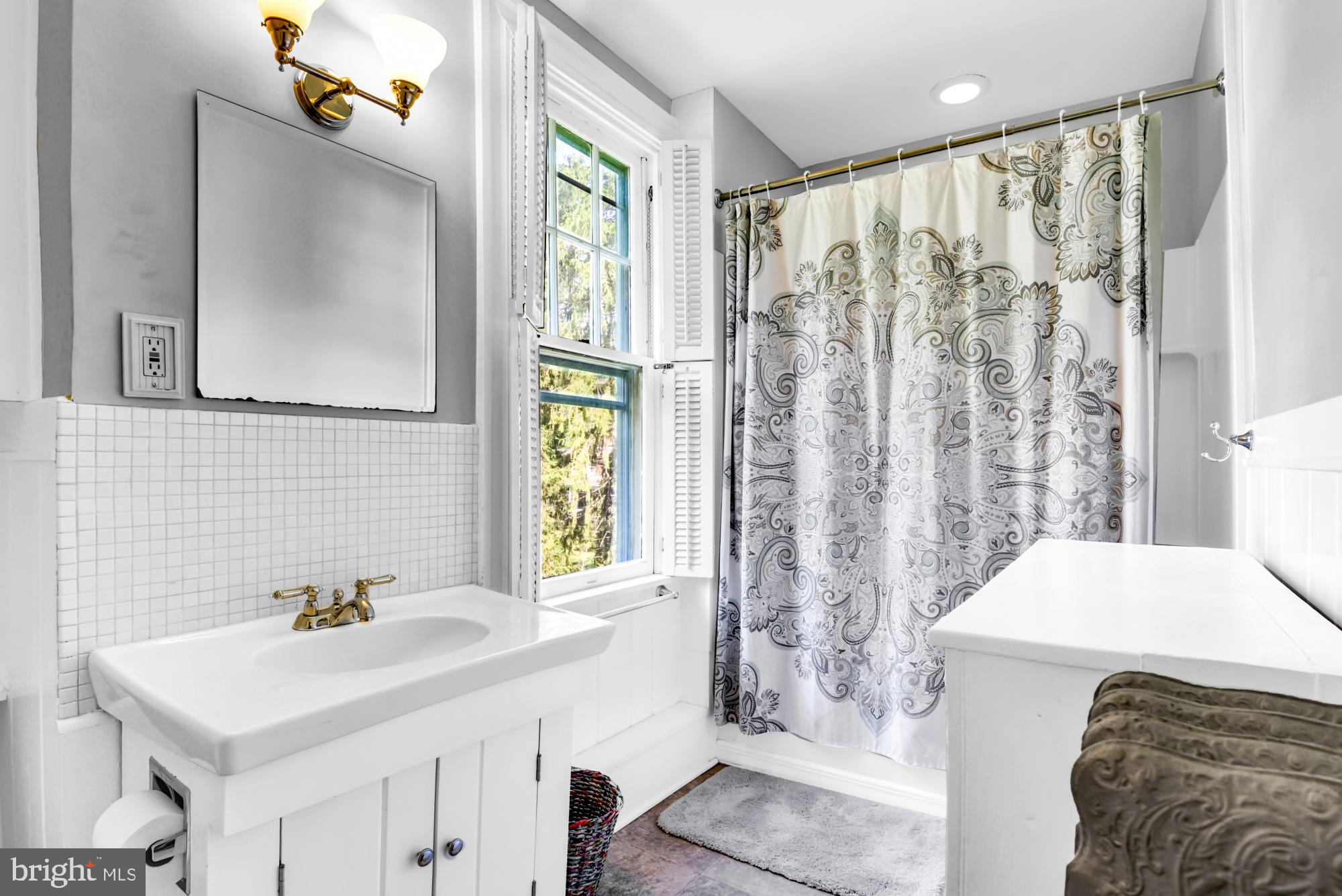 1015 Windsor Road Baltimore, MD 21208 - Photo 19 of 27 Timely Hall bath