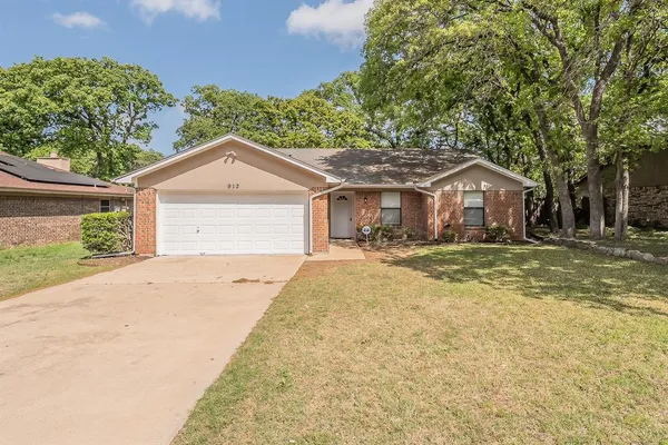 $2,095 | 912 Red Oak Street, Azle, TX 76020