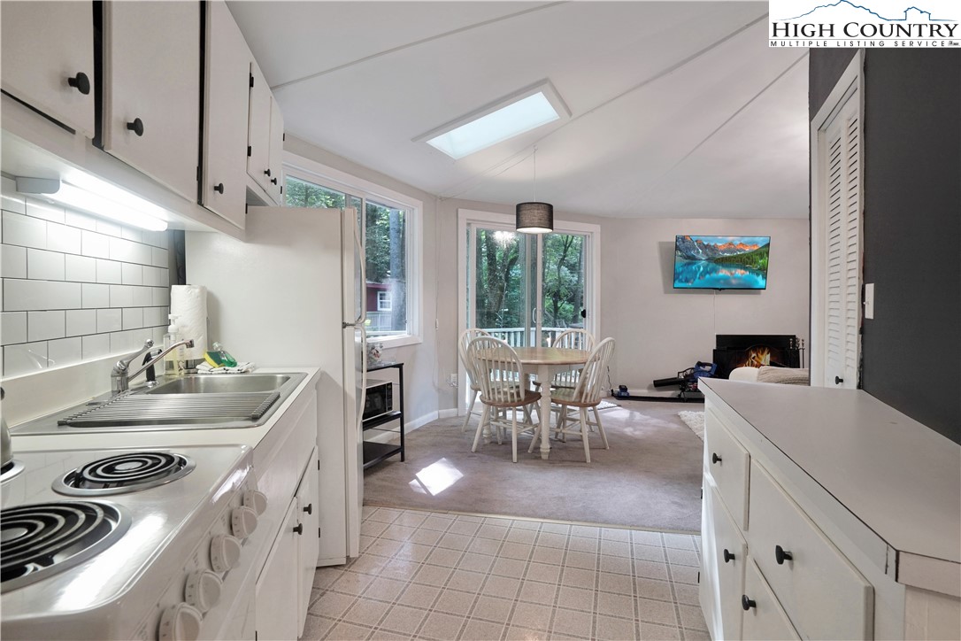 560 Laurel Ridge Banner Elk, NC 28604 - Photo 8 of 33