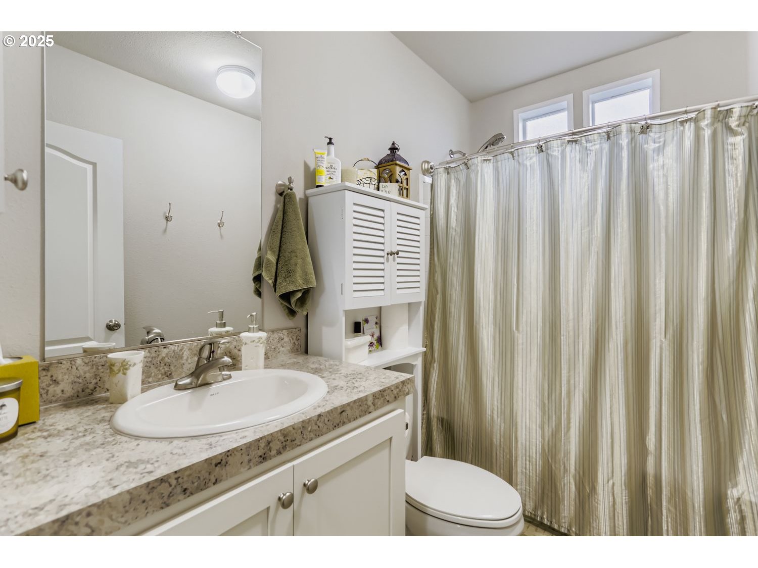 835 Southeast 1st Avenue, Unit 12 Canby, OR 97013 - Photo 6 of 11 Bathroom