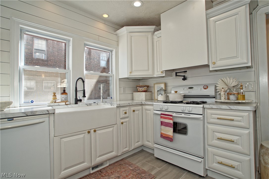 5203 Mayview Road Cleveland, OH 44124 - Photo 8 of 35