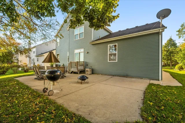 a view of a house with backyard