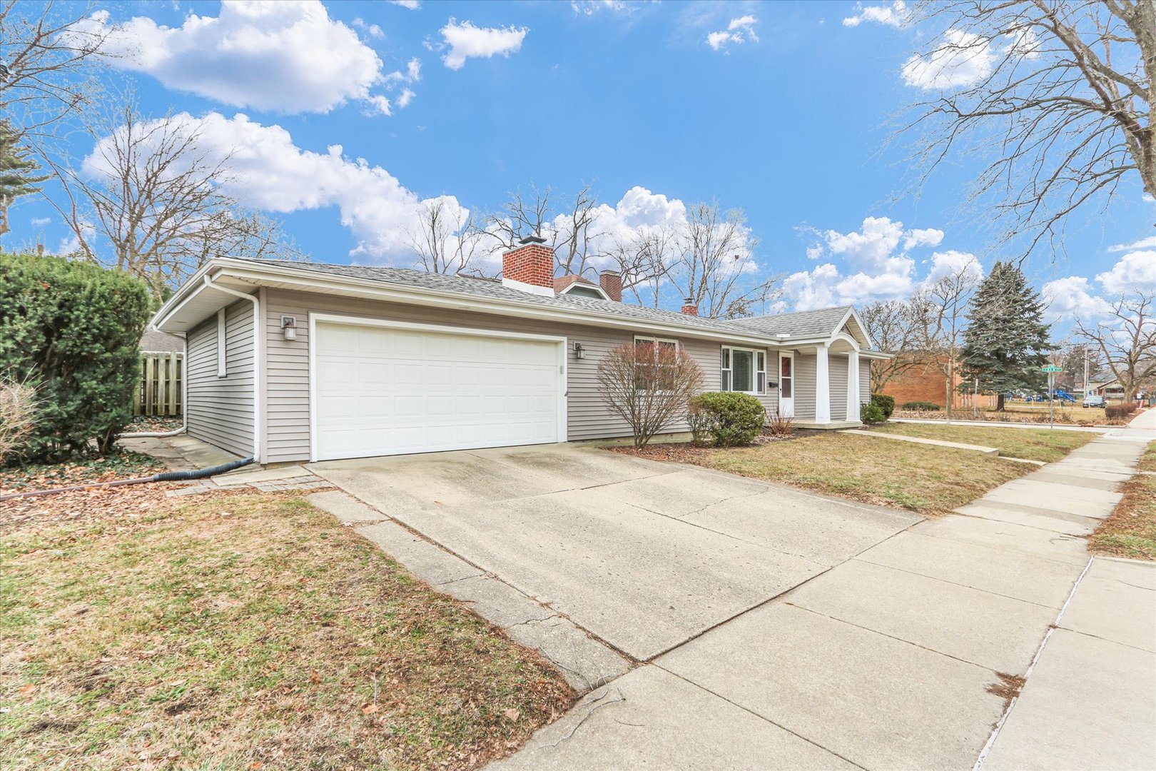 617 West John Street Champaign, IL 61820 - Photo 4 of 28 a view of a house with basketball court