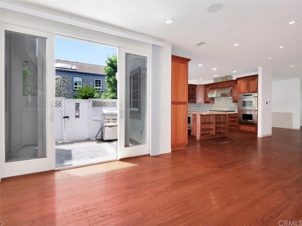 500 3rd Street Manhattan Beach, CA 90266 - Photo 11 of 40 Great room to patio