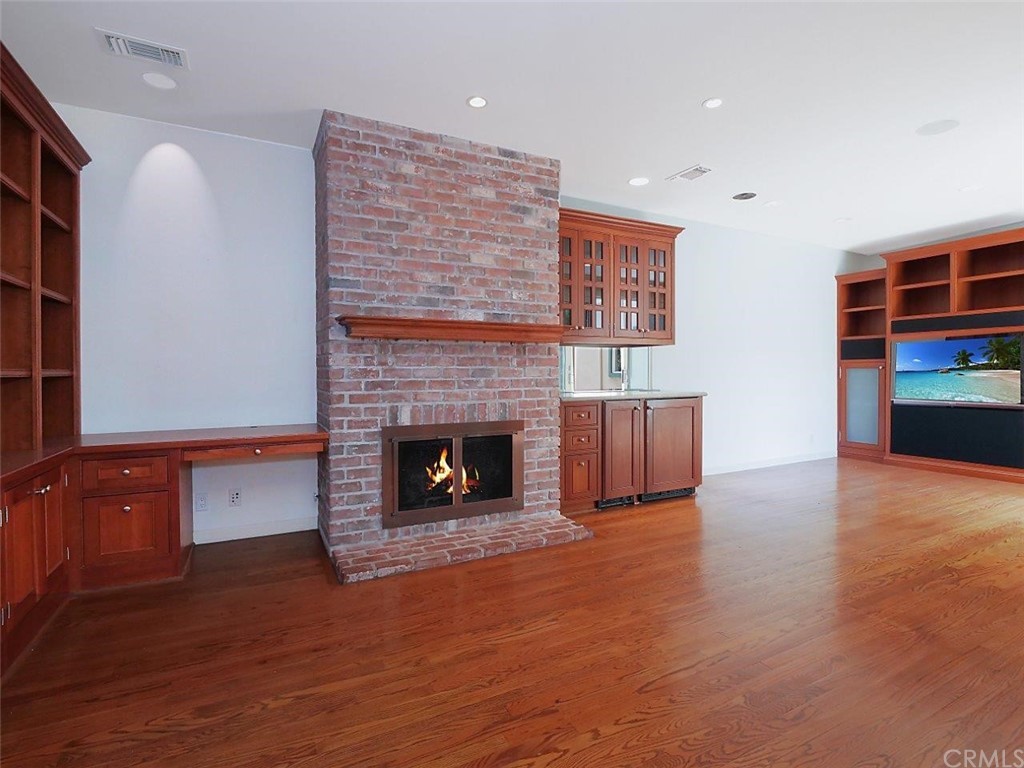 500 3rd Street Manhattan Beach, CA 90266 - Photo 12 of 40 Great room fire place